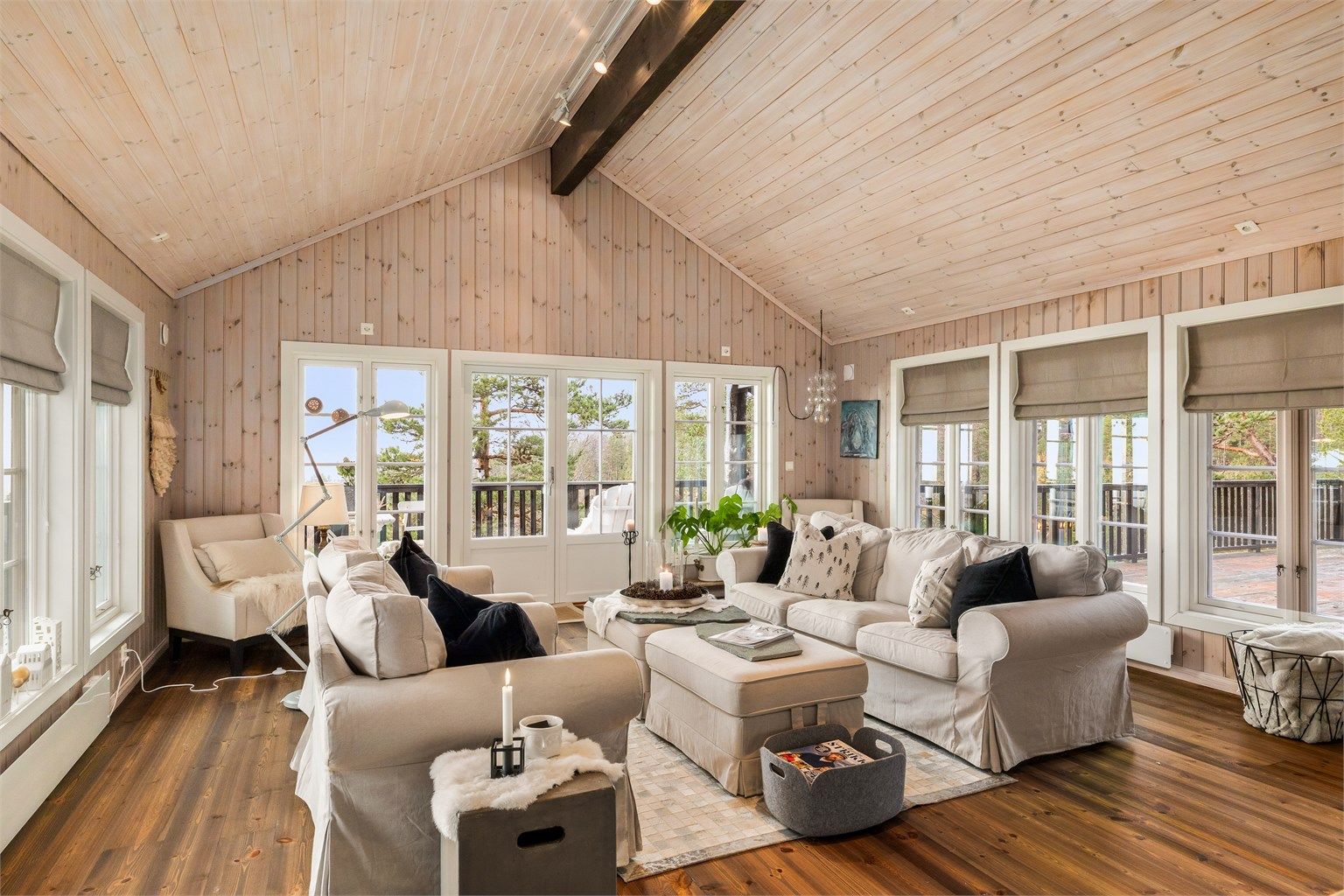 For å få optimalt med lysinslipp og for at utsikten også kan nytes sittende i sofaen, er vindusstørrelsen maksimert og har en lavere brystningshøyde.