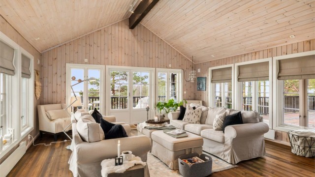 For å få optimalt med lysinslipp og for at utsikten også kan nytes sittende i sofaen, er vindusstørrelsen maksimert og har en lavere brystningshøyde.