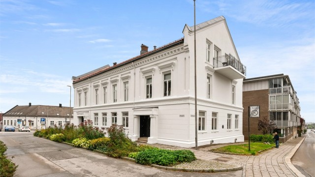 Glengsgata 20 presenteres av Per-Espen Omberg i Krogsveen. Det tidligere tinghuset er i dag blant byens mest fornemme bygninger. Fasaden ble vakkert restaurert i 2024.