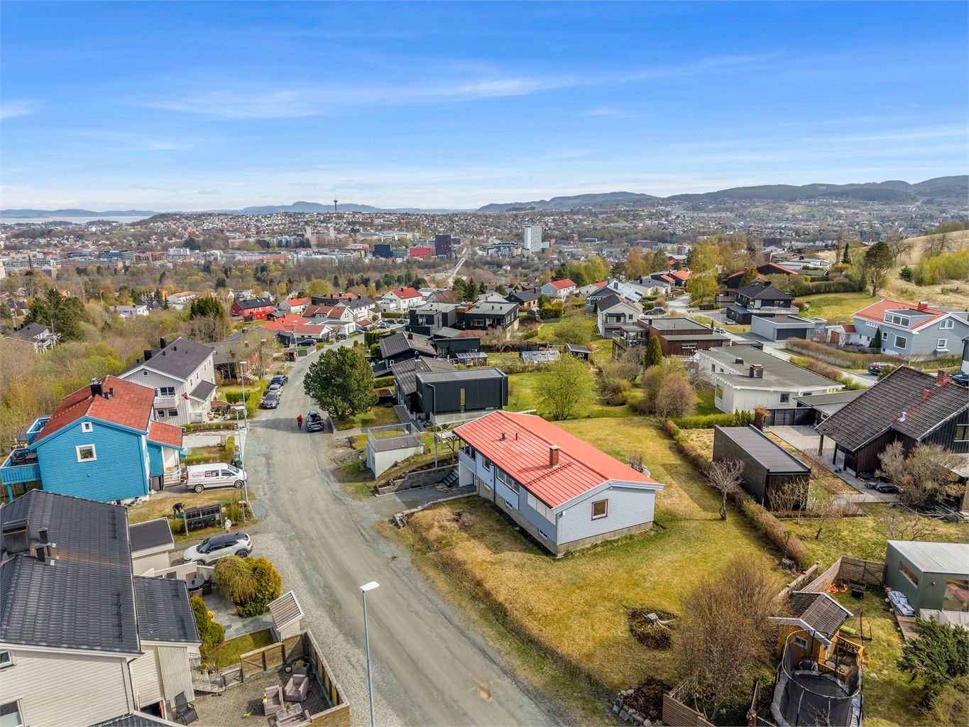 Området byr på gode oppvekstvilkår med nærhet til skoler som Åsveien og Nyborg, samt kort vei til Byåsen vgs. og Sverresborg ungdomsskole.
