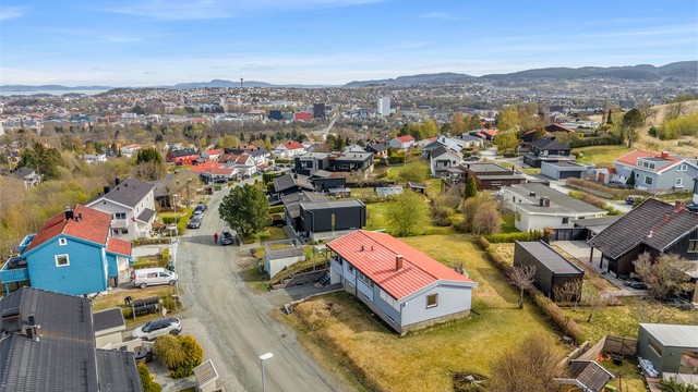 Området byr på gode oppvekstvilkår med nærhet til skoler som Åsveien og Nyborg, samt kort vei til Byåsen vgs. og Sverresborg ungdomsskole.