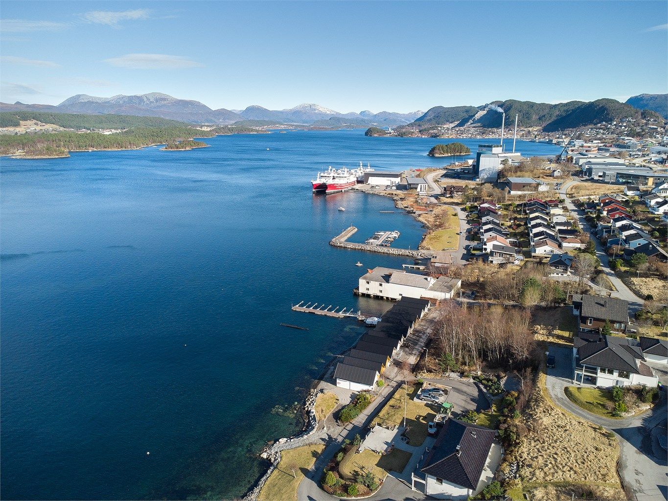Dronebilde fra vest mot øst innover Ellingsøyfjorden