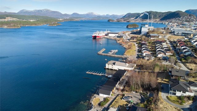 Dronebilde fra vest mot øst innover Ellingsøyfjorden