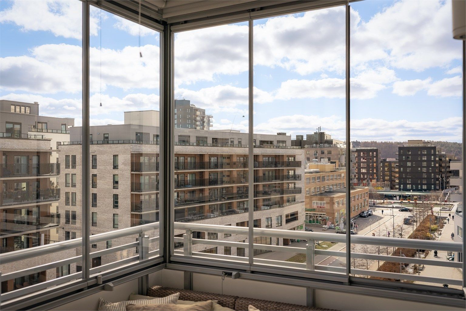 Utsikt over Ensjø, en bydel i sterk utvikling med en blanding av stilrene boligprosjekter og grønne lunger.