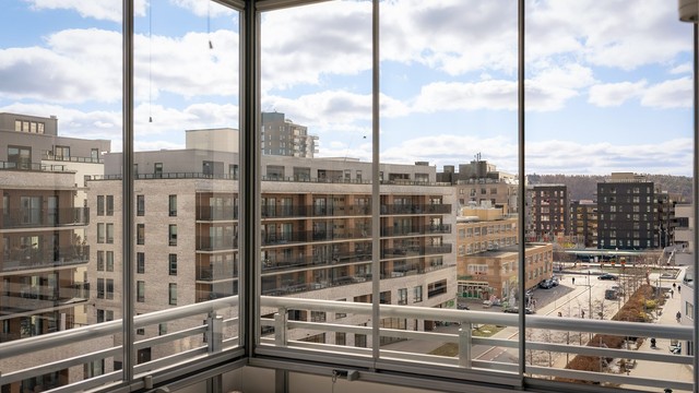 Utsikt over Ensjø, en bydel i sterk utvikling med en blanding av stilrene boligprosjekter og grønne lunger.