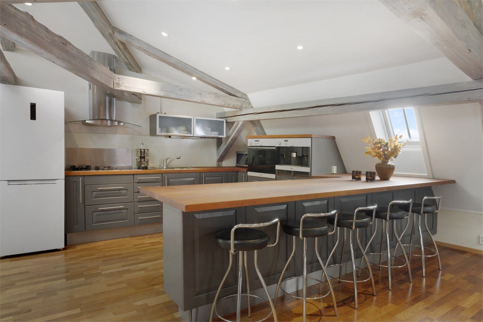 Moderne, tilbaketrukket kjøkken med nydelig kjøkkeninnredning fra Invita. 