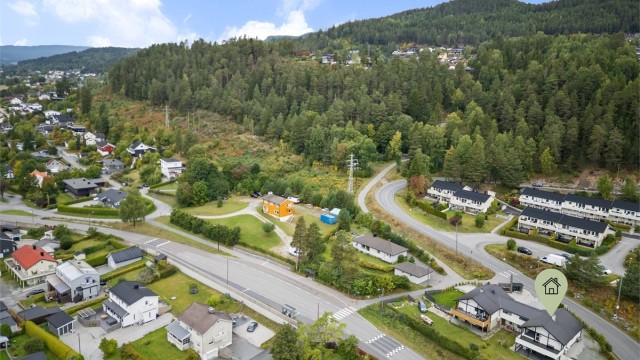 Gangavstand til Stenseth barneskole (1.-7. klasse) og kort kjørevei til Stenseth barnehage.