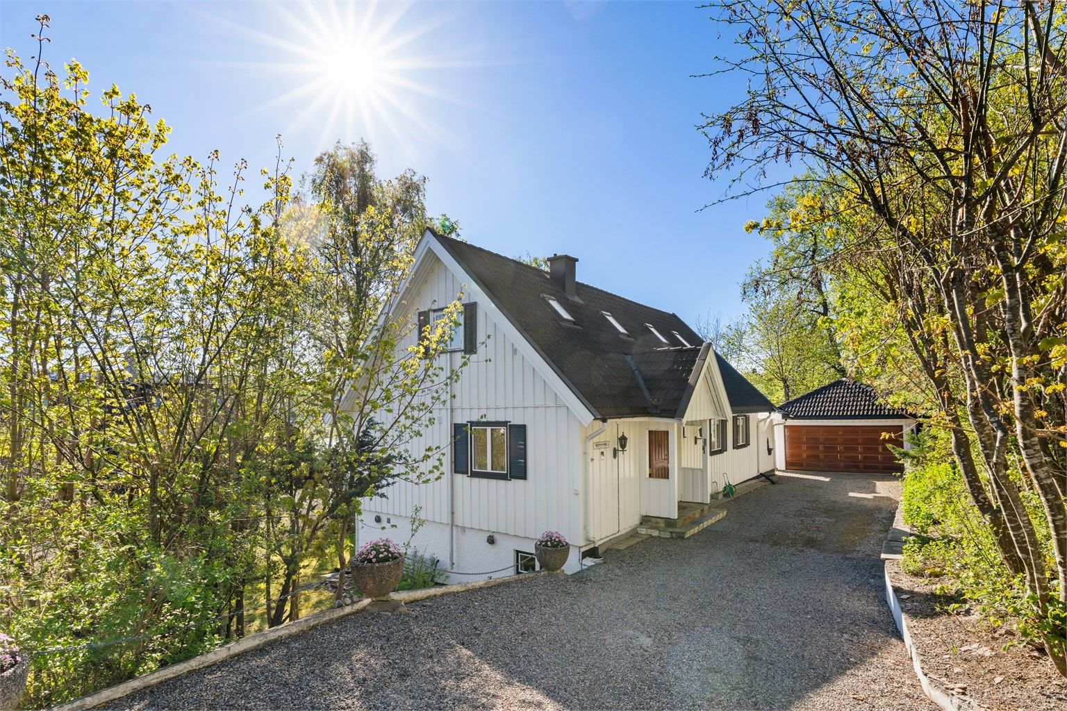 Gårdsplass med dobbelgarasje
