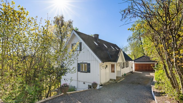 Gårdsplass med dobbelgarasje