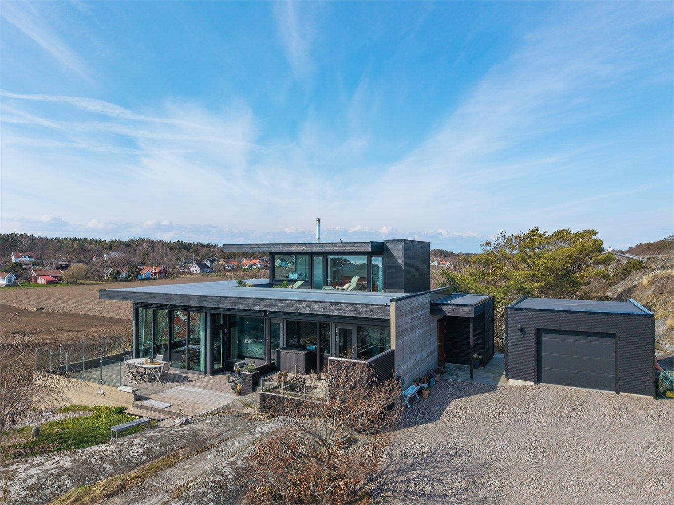 Med totalt 115 m² terrasseareal, inkludert en stor, sørvendt terrasse og en privat takterrasse, er alt lagt til rette for å nyte utsikten og roen.