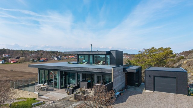 Med totalt 115 m² terrasseareal, inkludert en stor, sørvendt terrasse og en privat takterrasse, er alt lagt til rette for å nyte utsikten og roen.