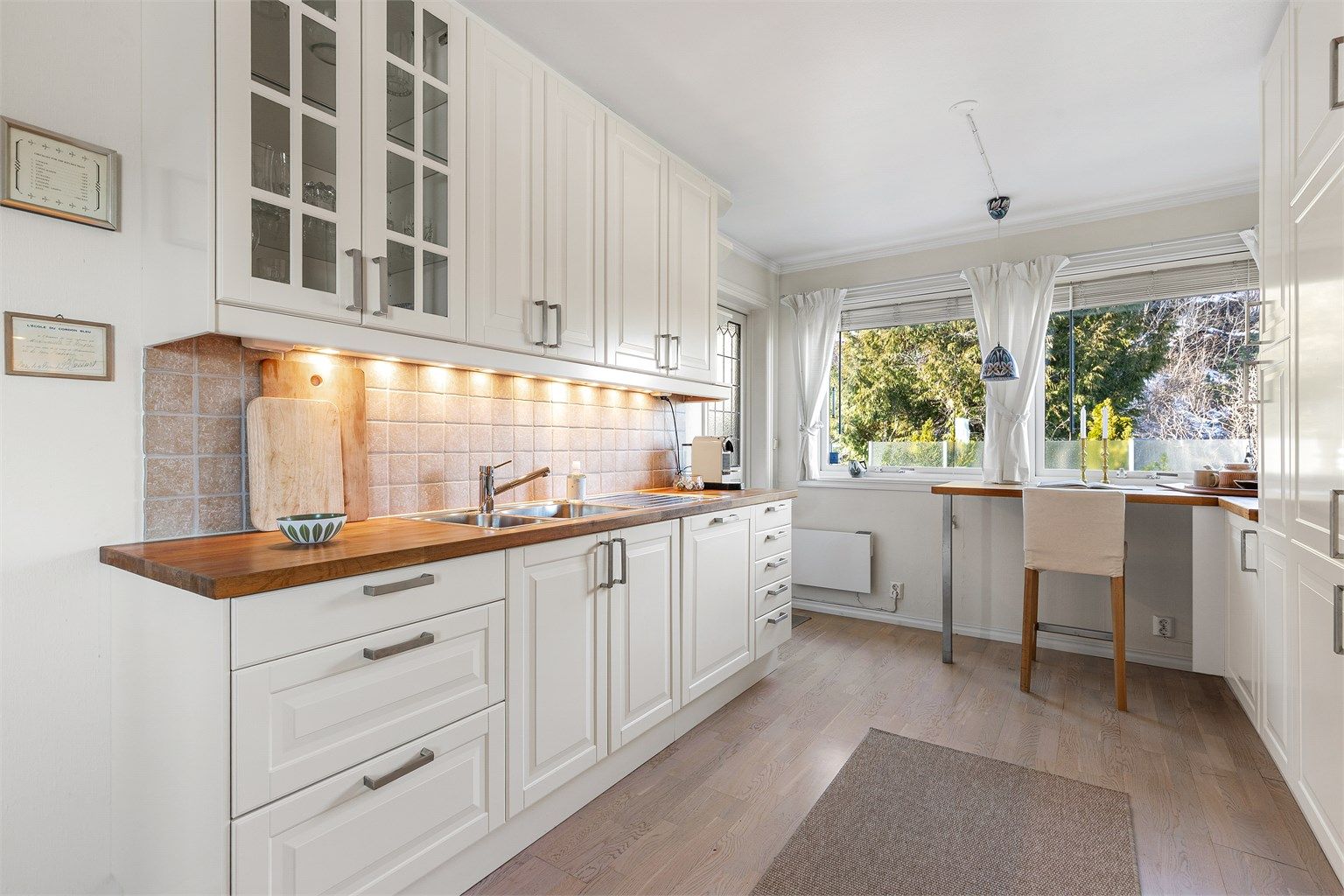 Det er også utgang til markterrassen fra kjøkkenet.