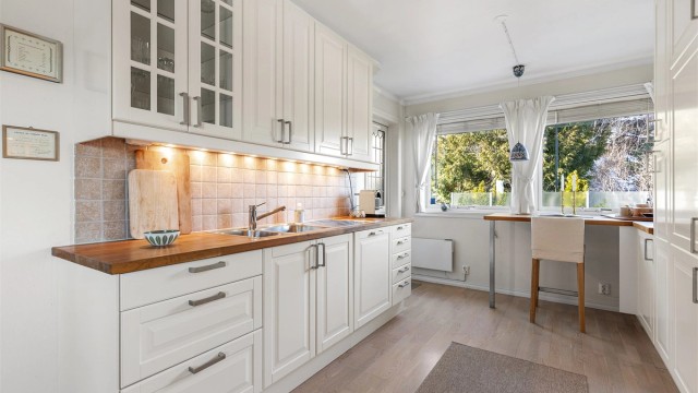 Det er også utgang til markterrassen fra kjøkkenet.