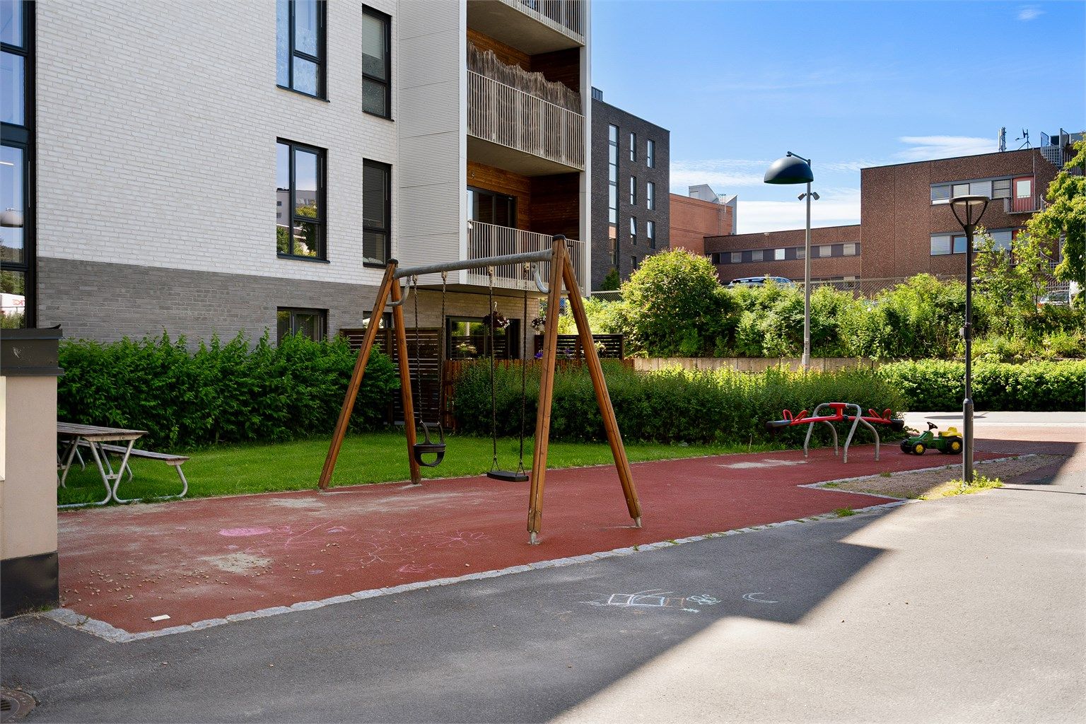 Fine uteområder felles for beboerne i borettslaget og de andre sameiene rundt.