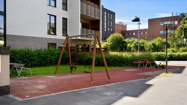 Fine uteområder felles for beboerne i borettslaget og de andre sameiene rundt.