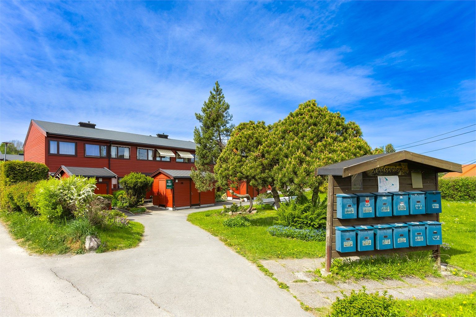 Rett utenfor boligen finner man grøntområder og lekeplass. 