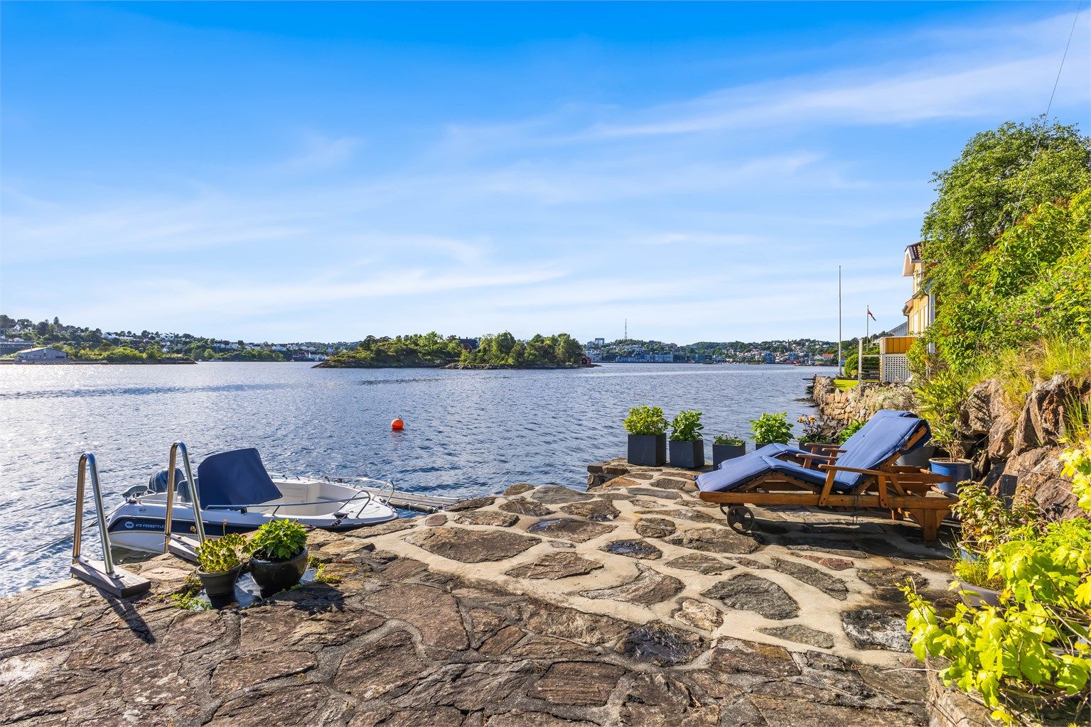 Eiendommen har flere båtplasser på stor steinbrygge og dypvannsbrygge i trevirke (8+ meters dybde).