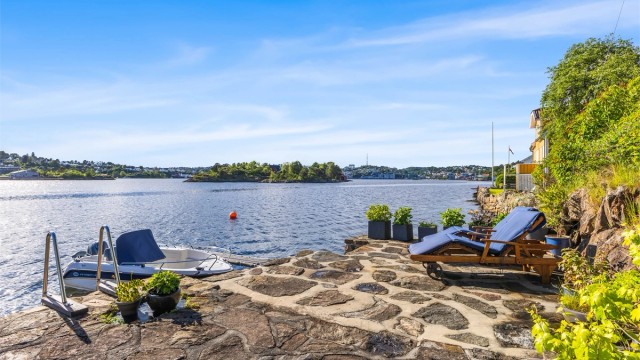 Eiendommen har flere båtplasser på stor steinbrygge og dypvannsbrygge i trevirke (8+ meters dybde).