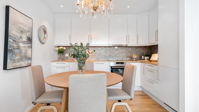 Det er en naturlig plass til spisebord i tilknytning til kjøkkenet