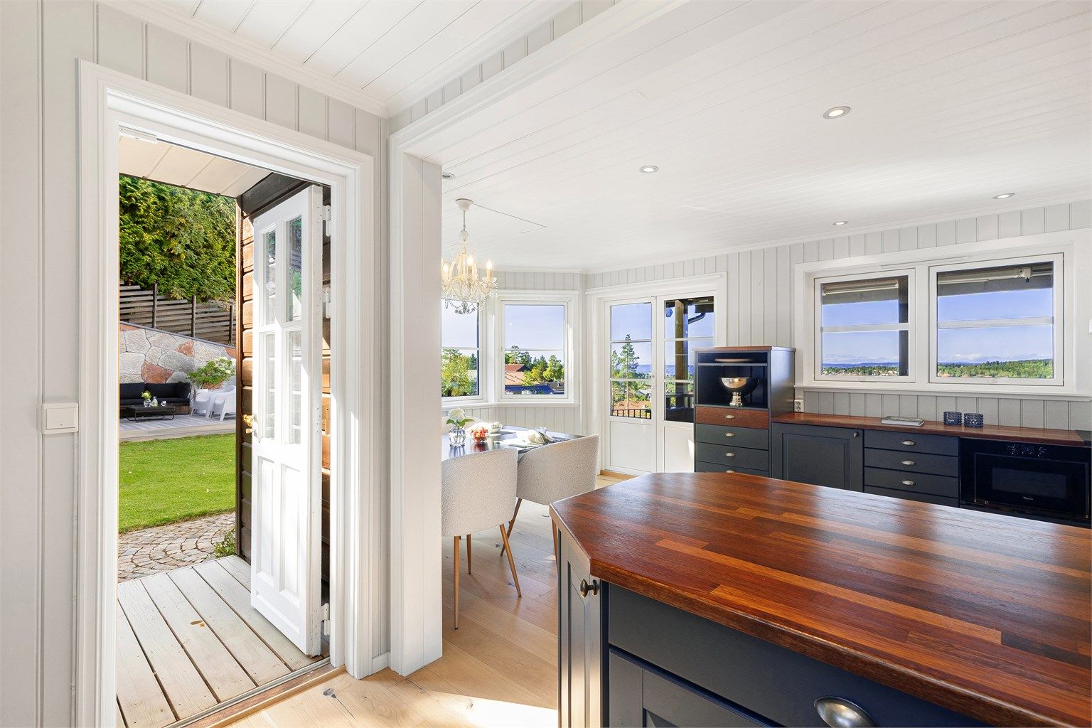Her får man enda en utgang til hagen, som bidrar til god ventilasjon og enkel adkomst fra alle sider av huset