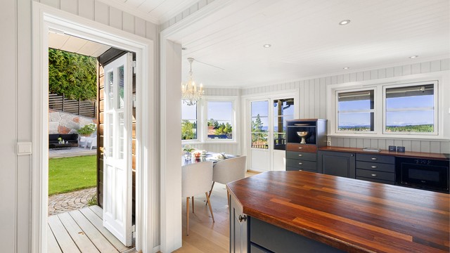 Her får man enda en utgang til hagen, som bidrar til god ventilasjon og enkel adkomst fra alle sider av huset