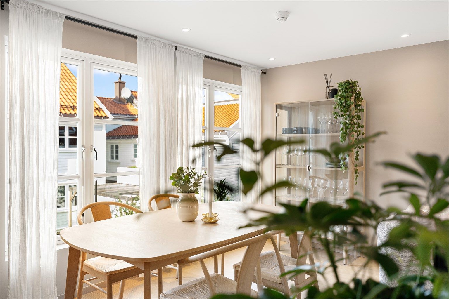 De store vinduene gir rikelig med lys og skaper en flott atmosfære. 