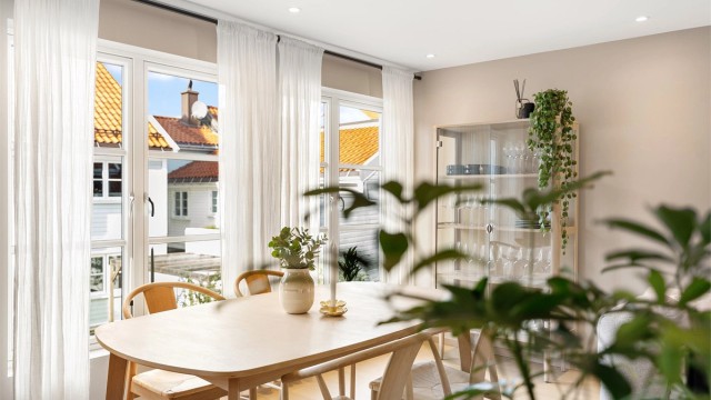 De store vinduene gir rikelig med lys og skaper en flott atmosfære.