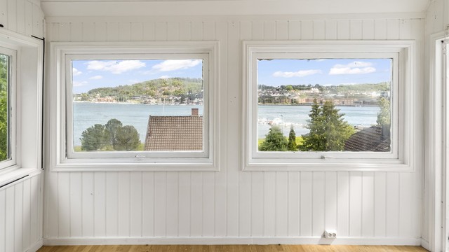 Nyt den flotte utsikten over innseilingen til Sandefjord direkte fra stuevinduet.