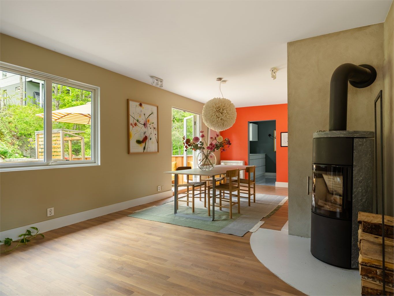 Moderne peisovn med kleberstensdetaljer