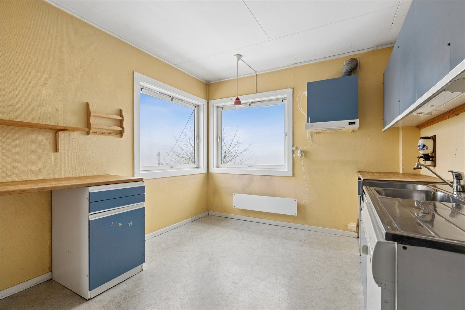 Her er det godt med benkeplass og opplegg for oppvaskmaskin.