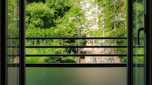 Utsikt fra den franske balkongen mot de frodige fellesarealene.