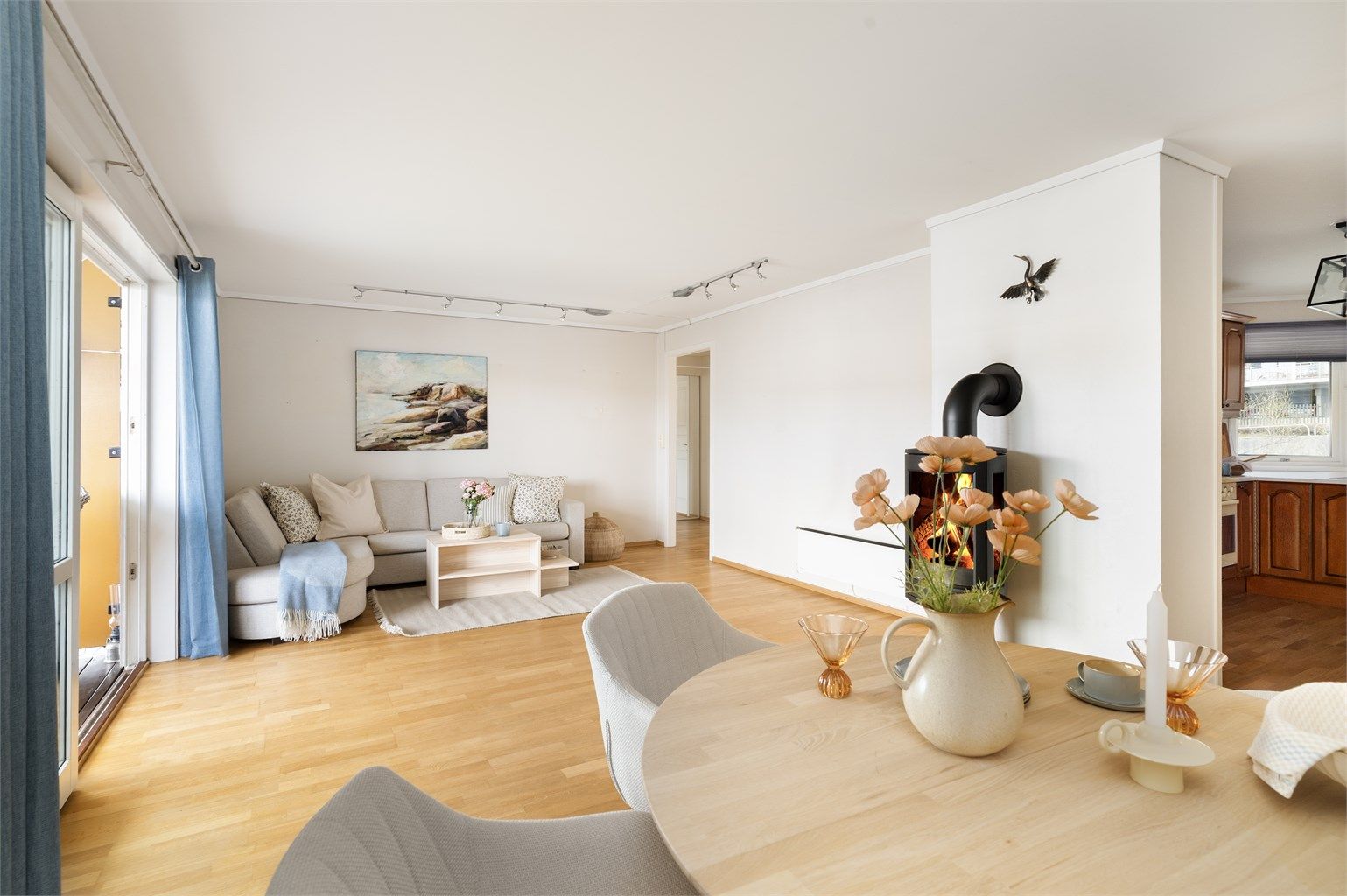 Stuen er romslig med plass til både sofagruppe og spisebord.