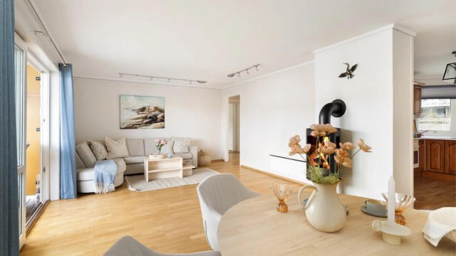 Stuen er romslig med plass til både sofagruppe og spisebord.