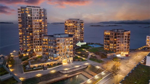 Lervigbrygga 120 er en flott endeleilighet med fin utsikt, vinduer fra tak til gulv og moderne og fint design. Leiligheten ligger i 5.etg var nyoppført i 2015 og holder en gjennomgående god standard. Her kan en flytte rett inn!