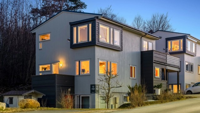 Velkommen til Anton Jenssens veg 4, en flott enebolig beliggende med perfekt plassering på enden i et sentralt og attraktivt boligområde på Ranheim/Grilstad!