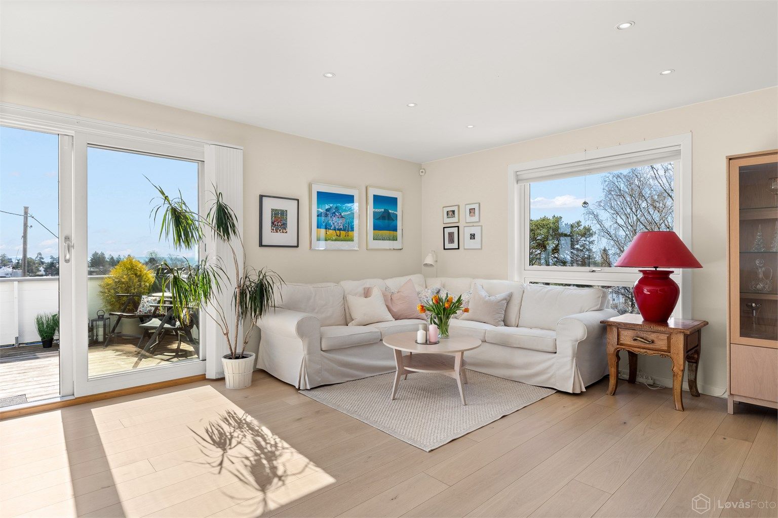 Som hjørneleilighet med vinduer i tre himmelretninger, er boligen lys og privat.