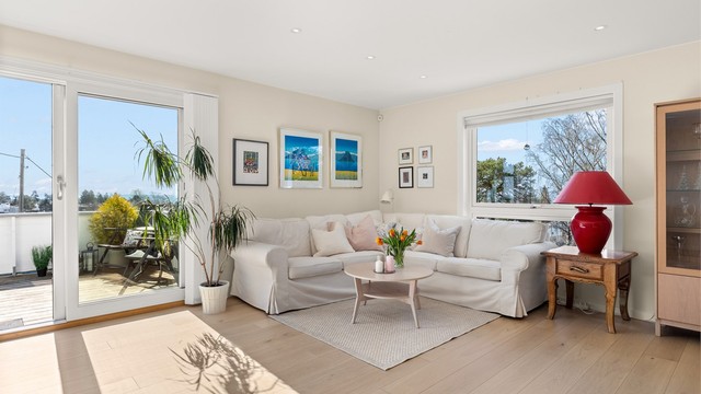 Som hjørneleilighet med vinduer i tre himmelretninger, er boligen lys og privat.