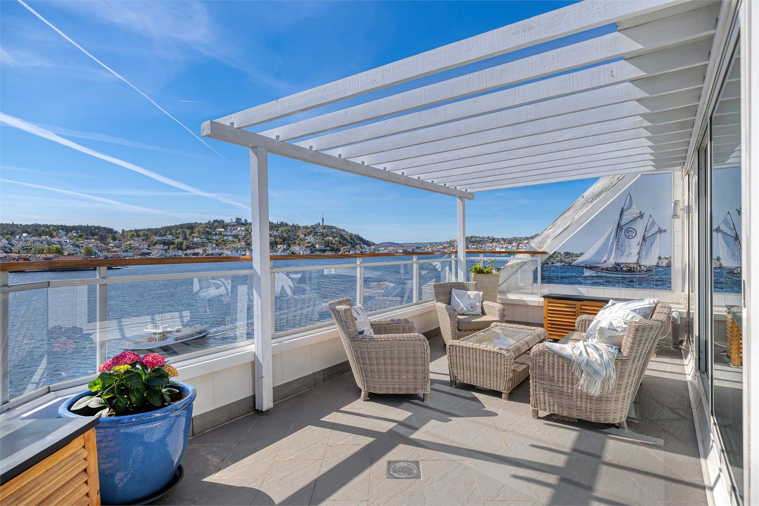 Unik takterrasse med praktfull utsikt over det vakre sørlandske landskapet