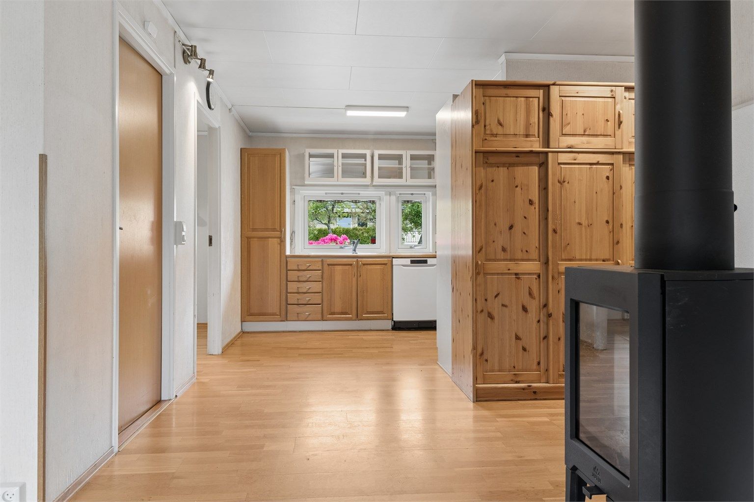 Planløsningen er funksjonell og oversiktlig, og passer godt for dem som ønsker en bolig med enkel adkomst og praktiske løsninger samlet på ett plan.