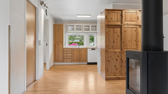 Planløsningen er funksjonell og oversiktlig, og passer godt for dem som ønsker en bolig med enkel adkomst og praktiske løsninger samlet på ett plan.