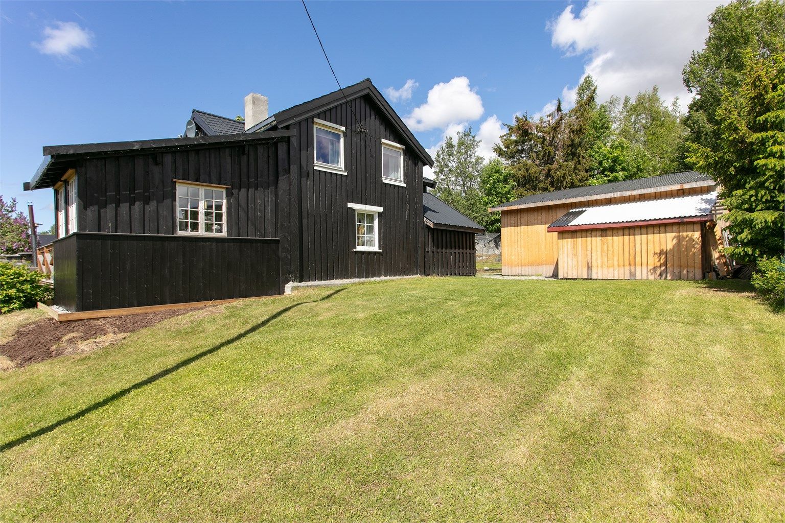 På eiendommen er det også oppført en carport i 2024.