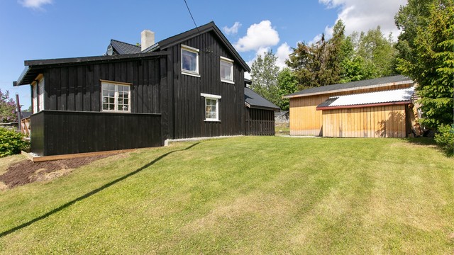 På eiendommen er det også oppført en carport i 2024.