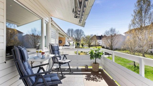 Leiligheten har en god beliggenhet i byggets 2. etasje med vestvendt, solrik balkong. Foto: Petter Tanum/TanumFoto