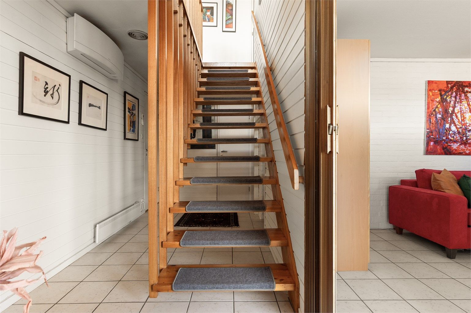 - I boligens 1. etasje finner man soverom nr. 3, entré, flere boder, WC og vaskerom -