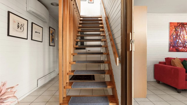 - I boligens 1. etasje finner man soverom nr. 3, entré, flere boder, WC og vaskerom -