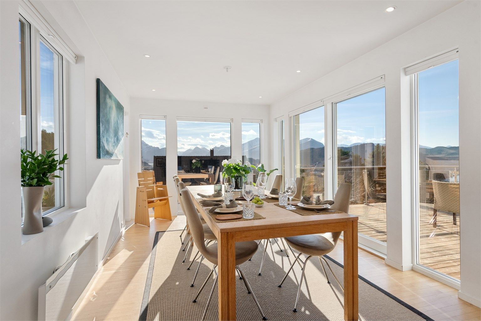 Her er det god plass til et stort spisebord for hyggelige sammenkomster