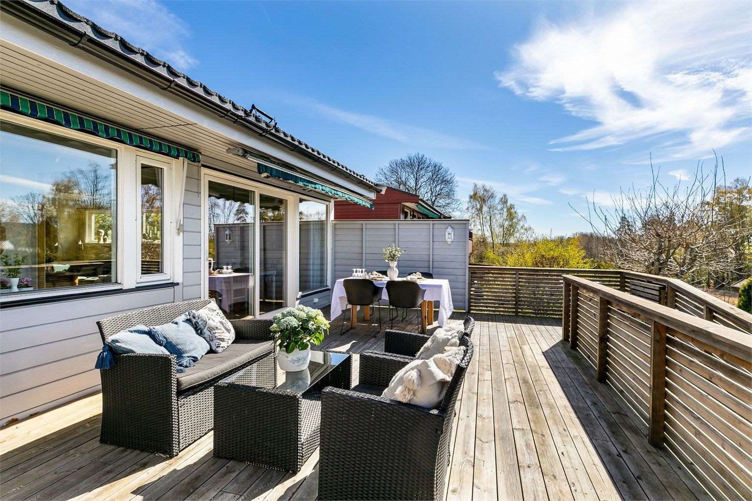 Solforholdene er meget gode. Midtsommers er det sol på terrassen allerede fra sen formiddag og helt frem til rundt kl. 21.