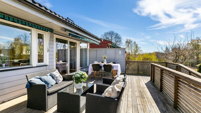 Solforholdene er meget gode. Midtsommers er det sol på terrassen allerede fra sen formiddag og helt frem til rundt kl. 21.