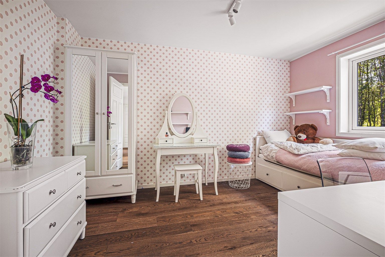 Her får du god plass til seng, skap og skrivebord.