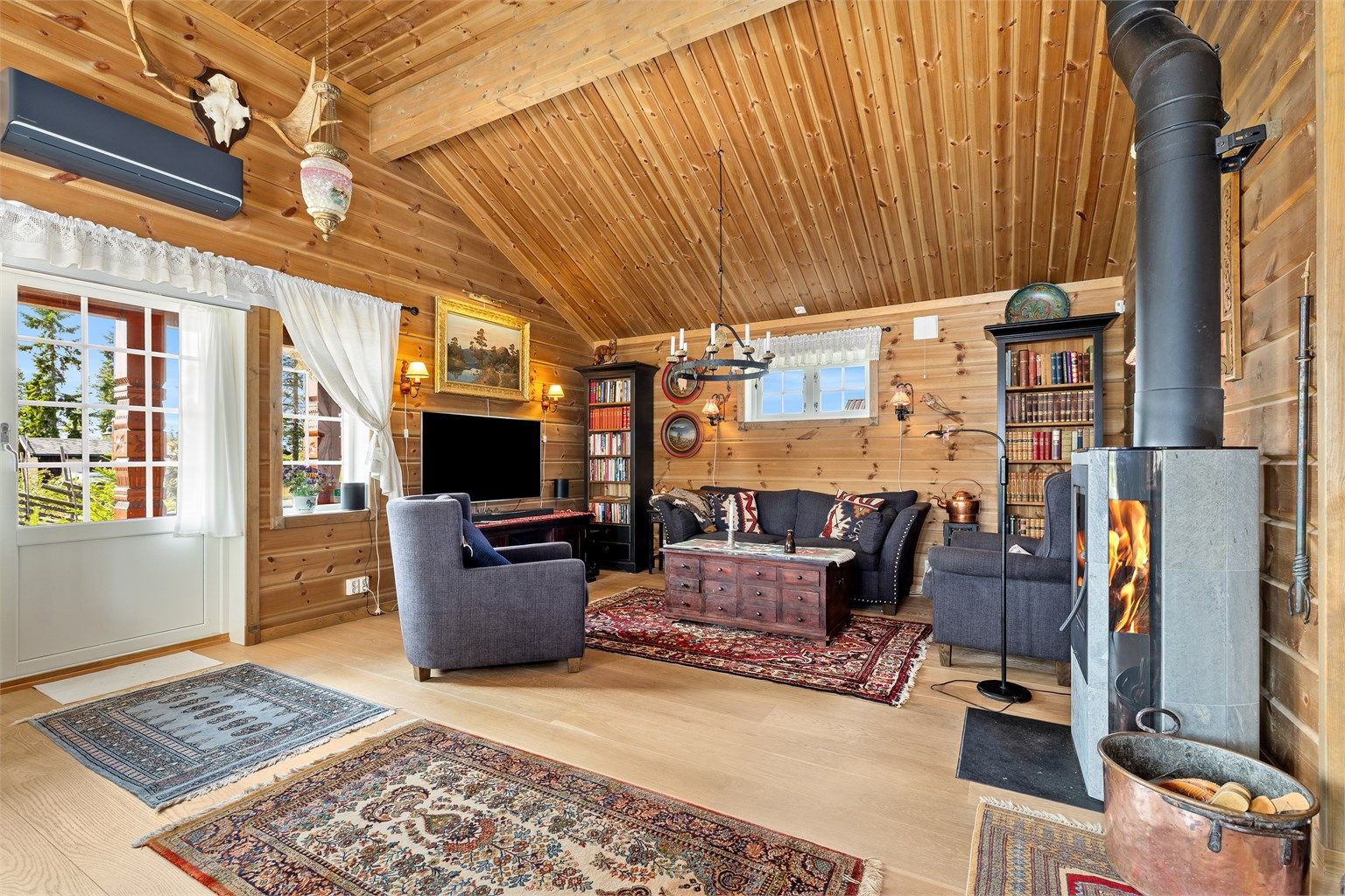 Flott stue med moderne peisovn.